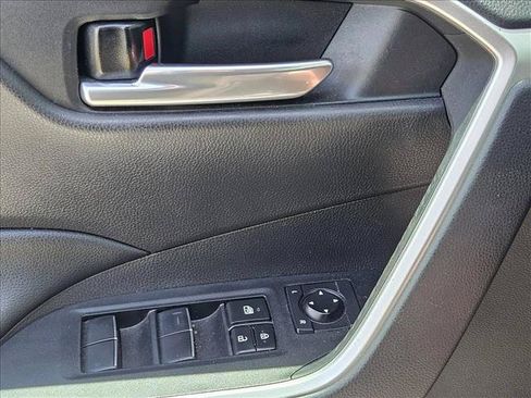 Used 2021 Toyota RAV4 XLE Premium FWD image 6