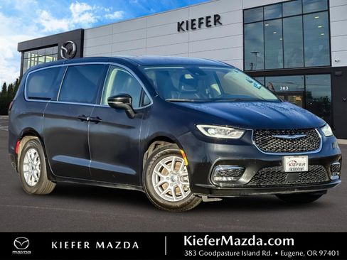 Used 2023 Chrysler Pacifica Touring-L image 1