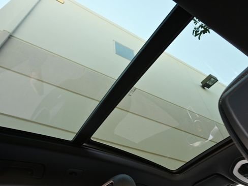 Used 2018 Porsche Macan Sport Edition AWD/4WD image 27