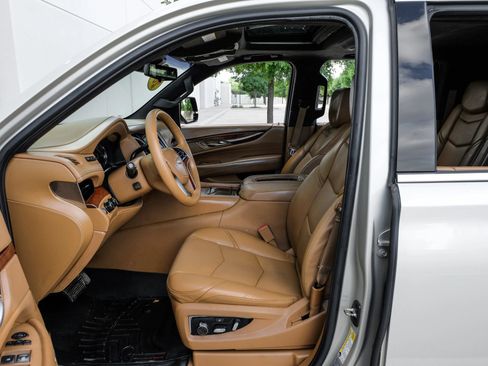 Used 2017 Cadillac Escalade ESV Platinum AWD/4WD image 4