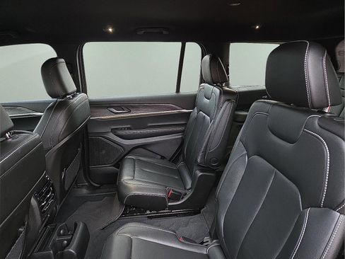 Used 2025 Jeep Grand Cherokee L Limited image 10