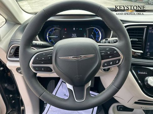 Used 2024 Chrysler Pacifica Select image 11
