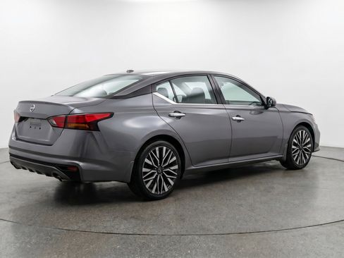 Used 2025 Nissan Altima 2.5 SV FWD image 9