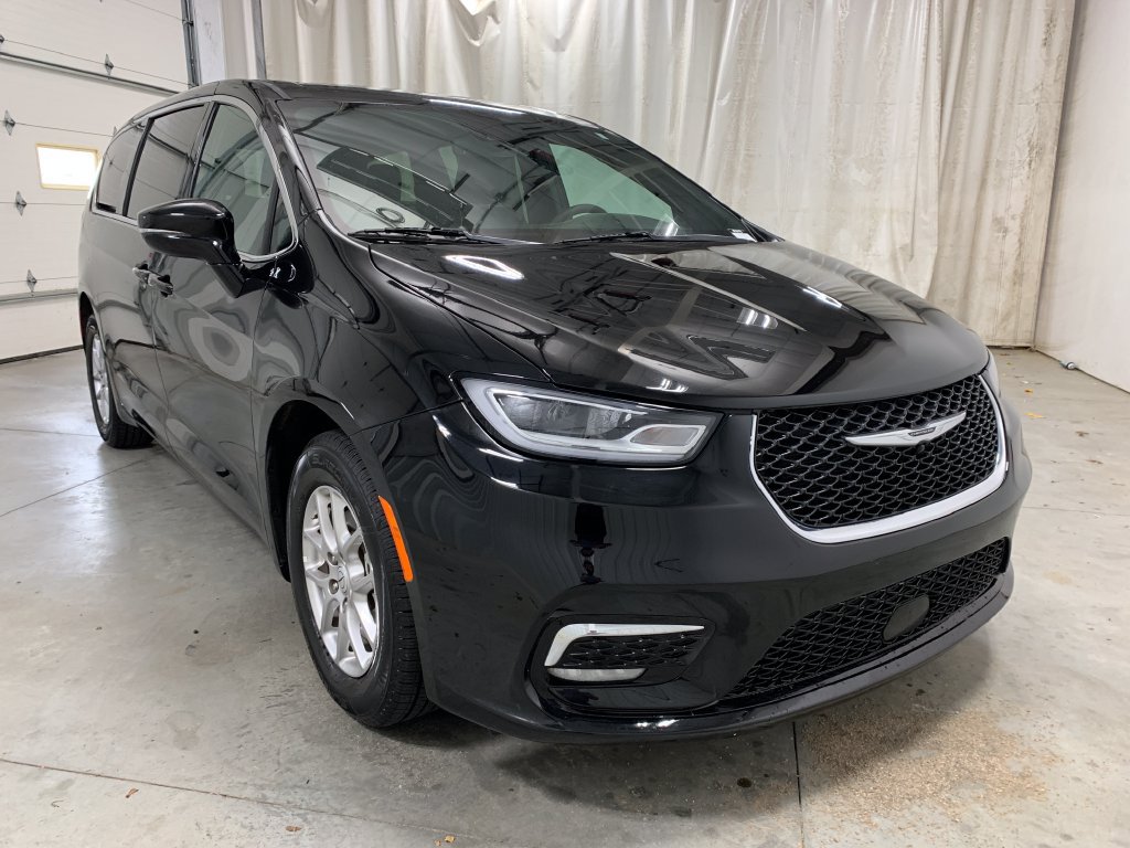 Used 2026 Chrysler Pacifica Select FWD image 13