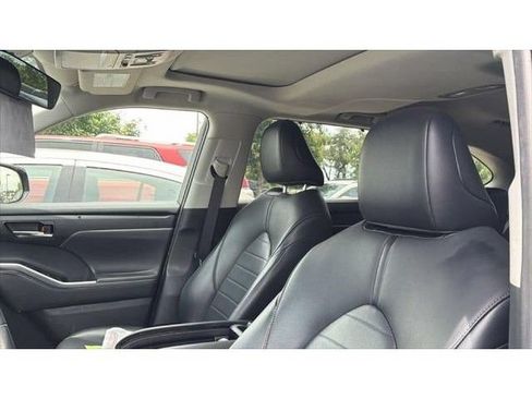 Used 2021 Toyota Highlander XLE FWD image 9
