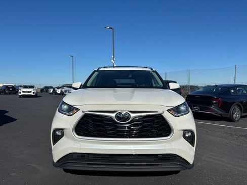 Used 2021 Toyota Highlander XLE AWD/4WD image 8