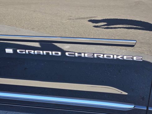 Used 2022 Jeep Grand Cherokee Summit image 9