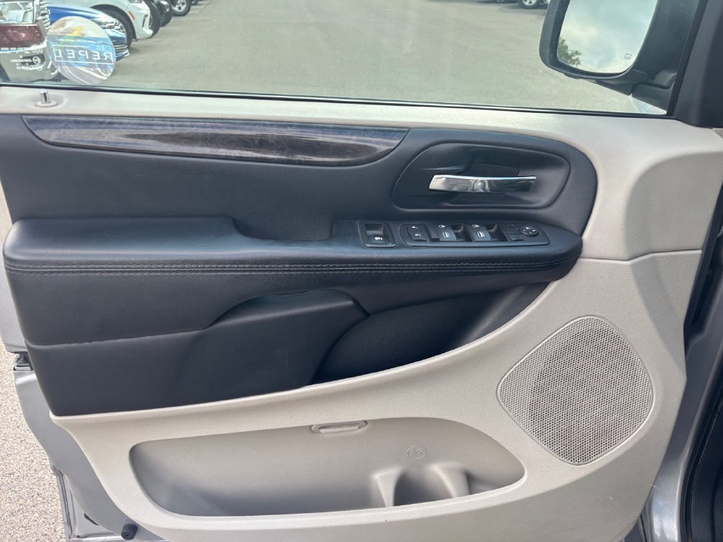 Used 2016 Dodge Grand Caravan SXT FWD image 16