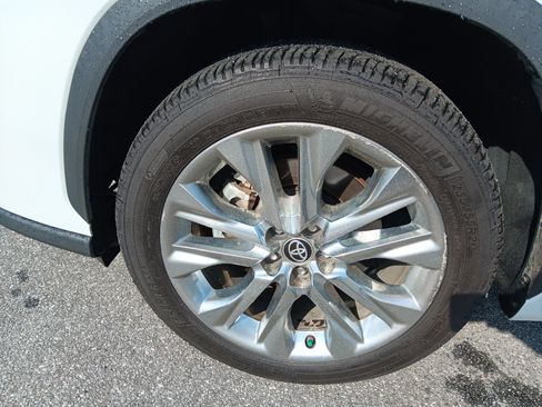 Used 2023 Toyota Highlander Limited FWD image 2