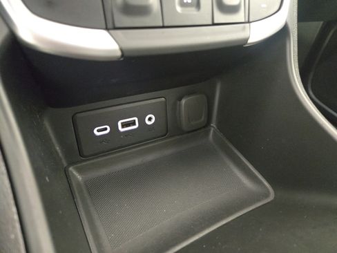 Used 2024 GMC Terrain SLE image 24