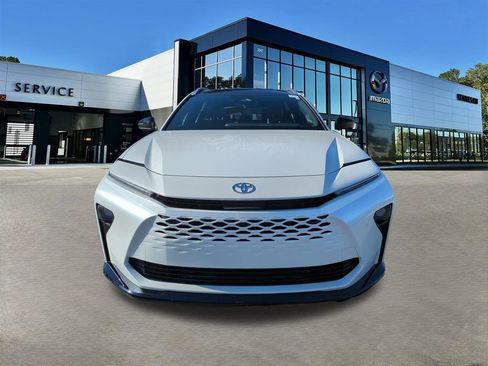 Used 2025 Toyota Crown Signia w/ Advanced Technology Package image 9