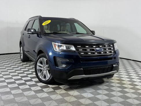 Used 2017 Ford Explorer XLT w/ Equipment Group 202A AWD/4WD image 2