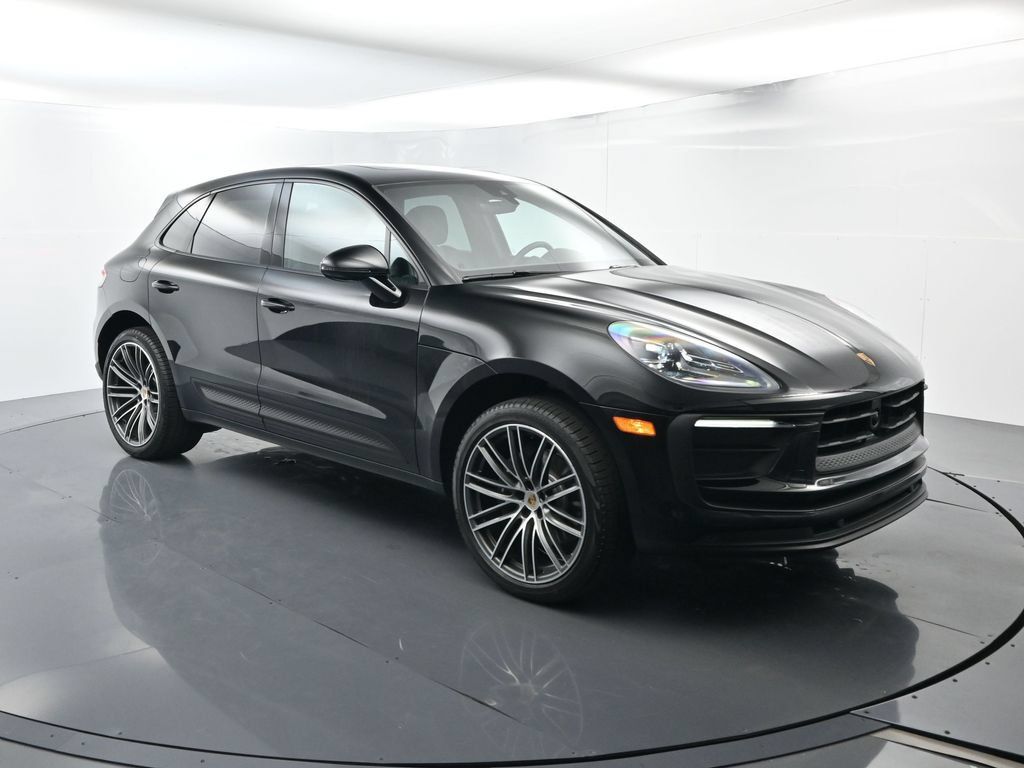 Certified 2025 Porsche Macan AWD/4WD image 17