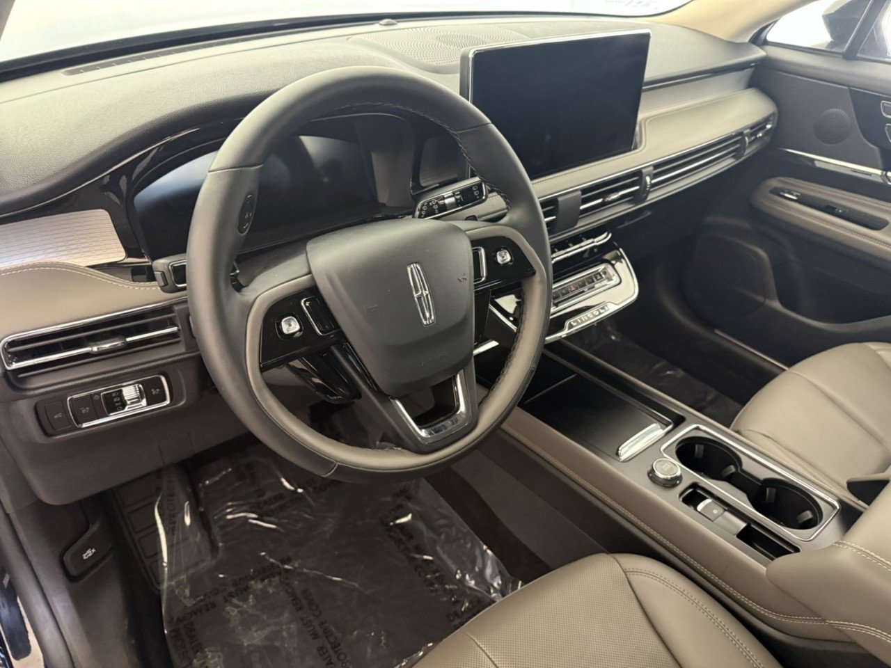 Used 2025 Lincoln Corsair AWD w/ Jet Appearance Package image 15
