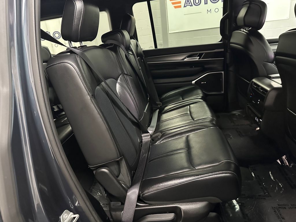 Used 2025 Jeep Wagoneer 4WD w/ Premium Group I image 20
