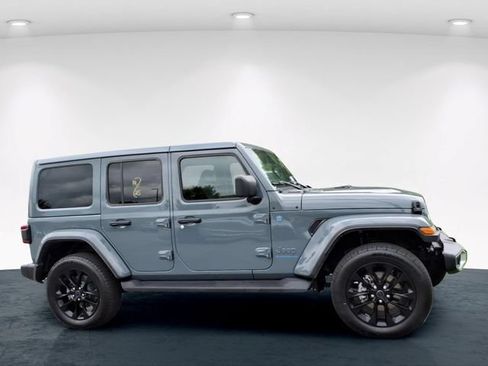 Used 2025 Jeep Wrangler Unlimited Sahara AWD/4WD image 19