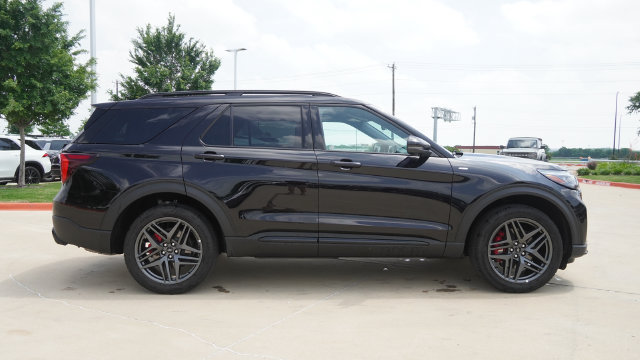 Used 2025 Ford Explorer ST-Line w/ ST-Line Street Pack AWD/4WD image 11