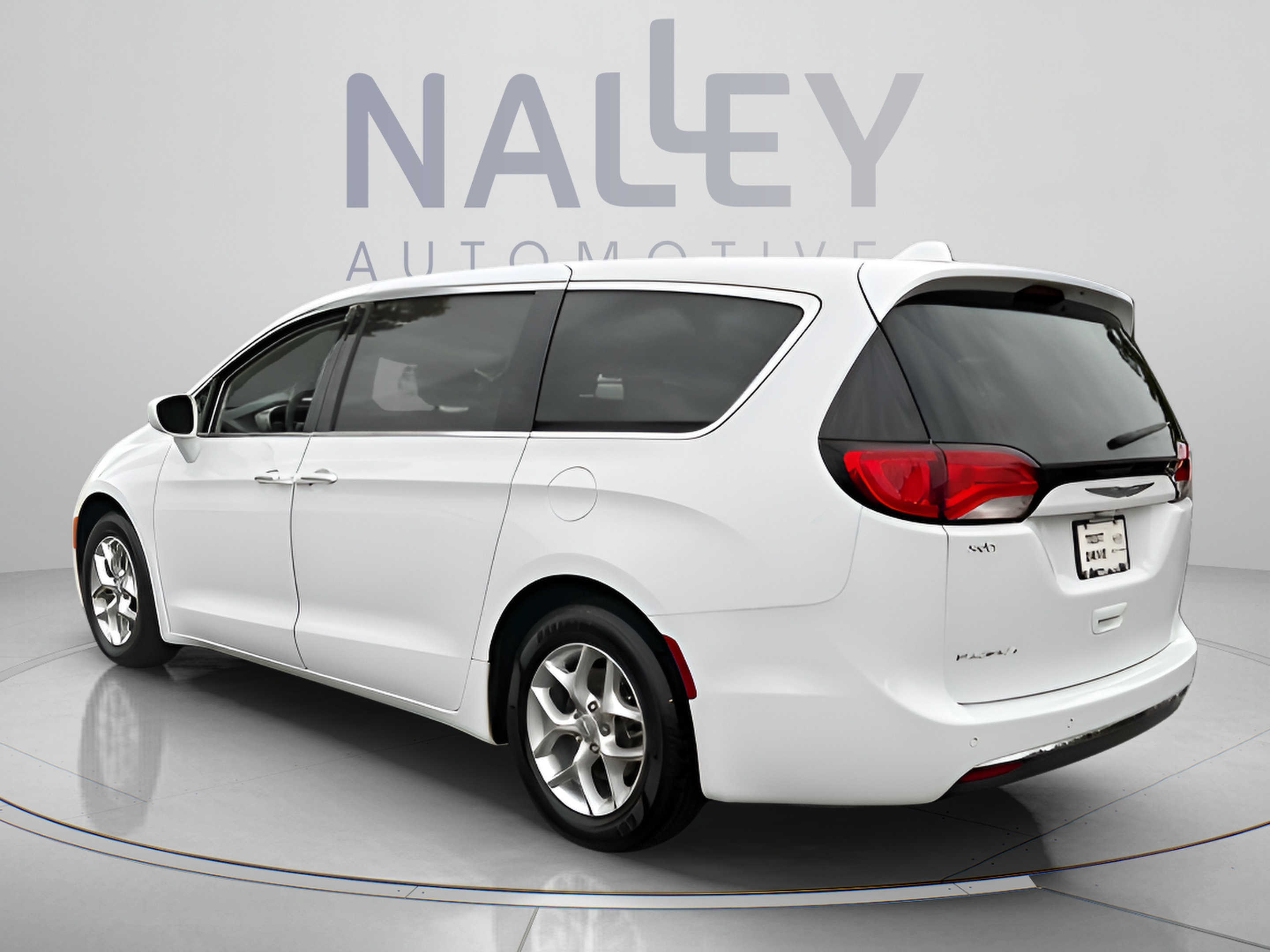 Used 2018 Chrysler Pacifica Touring Plus w/ Tire & Wheel Group FWD image 3