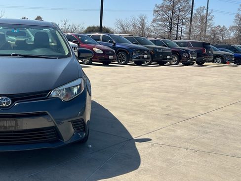 Used 2015 Toyota Corolla LE image 3