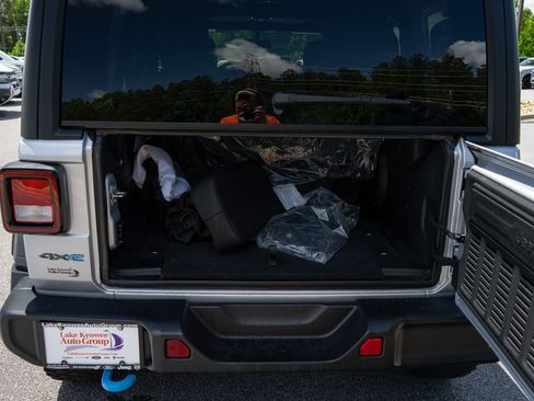 Used 2023 Jeep Wrangler Unlimited w/ Convenience Group AWD/4WD image 9