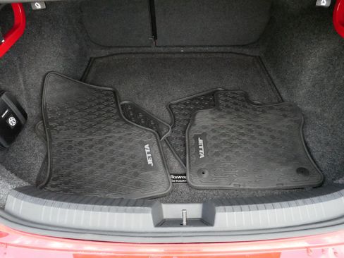 Used 2019 Volkswagen Jetta SE w/ Cold Weather Package FWD image 18