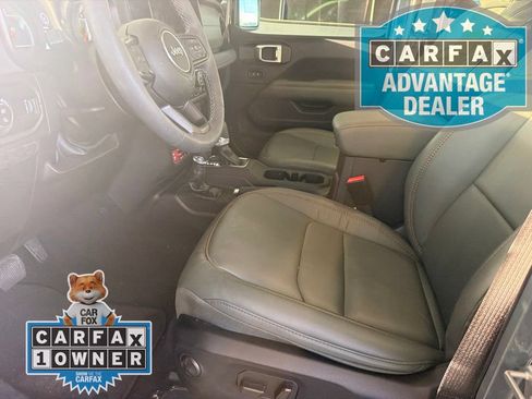 Used 2025 Jeep Gladiator Mojave AWD/4WD image 9