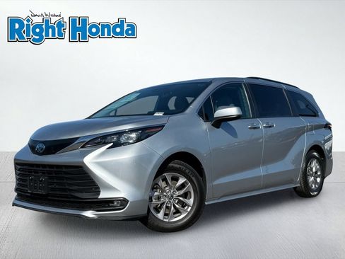 Used 2025 Toyota Sienna XLE FWD image 2