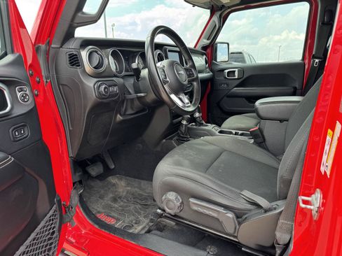 Used 2019 Jeep Wrangler Unlimited Sahara AWD/4WD image 3