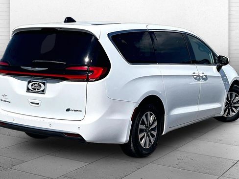 Used 2023 Chrysler Pacifica Touring-L FWD image 12