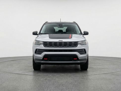 Used 2025 Jeep Compass Trailhawk AWD/4WD image 2