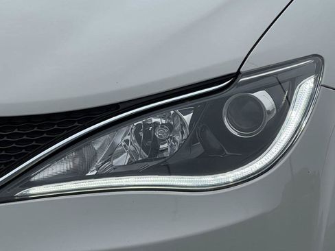 Used 2017 Chrysler Pacifica Limited FWD image 8