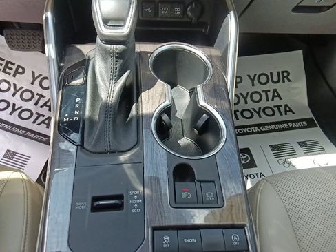 Used 2021 Toyota Highlander Limited FWD image 27