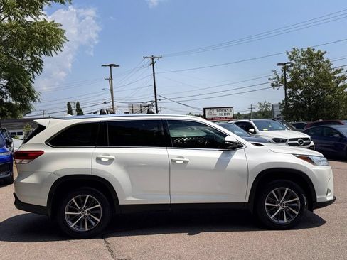 Used 2019 Toyota Highlander XLE AWD/4WD image 7
