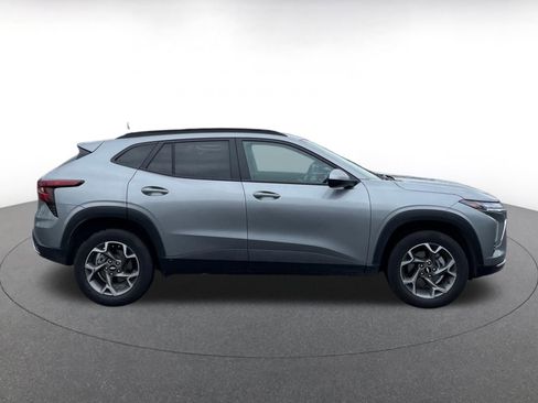 Used 2025 Chevrolet Trax LT w/ LT Convenience Package image 8