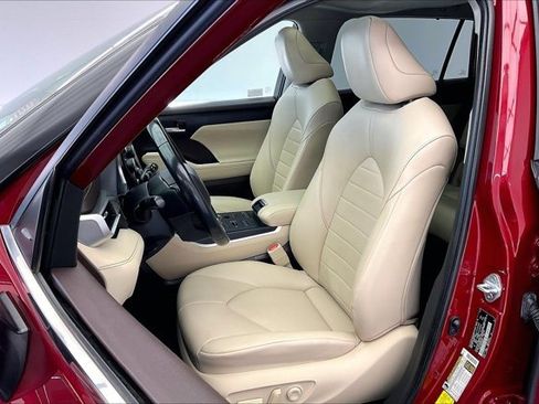 Used 2021 Toyota Highlander XLE image 18