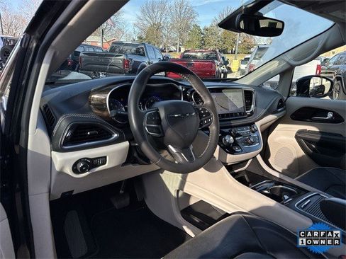 Used 2024 Chrysler Pacifica Limited image 13