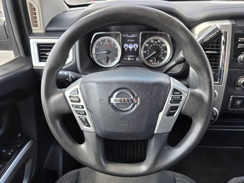 Used 2018 Nissan Titan SV image 15