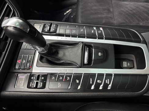 Used 2020 Porsche Macan AWD/4WD image 29