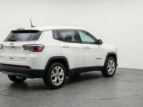 Used 2025 Jeep Compass Latitude image 9