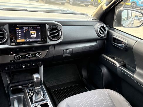 Used 2018 Toyota Tacoma TRD Sport image 17