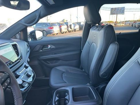 New 2026 Chrysler Pacifica Select w/ S Appearance Package image 10