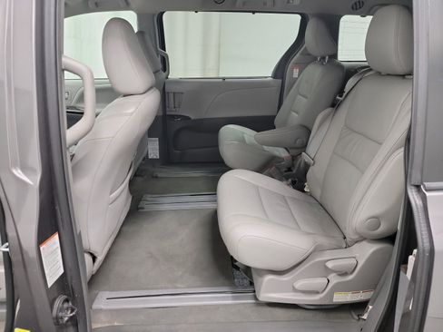 Used 2017 Toyota Sienna XLE image 28