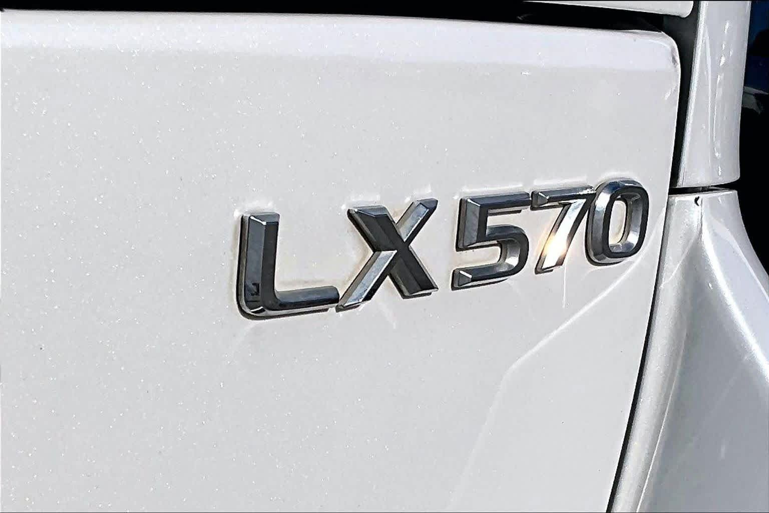 Used 2021 Lexus LX 570 4WD w/ Luxury Package image 28