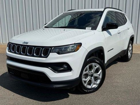 Used 2025 Jeep Compass Latitude w/ Sun & Sound Group AWD/4WD image 1