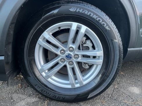 Certified 2022 Ford Explorer XLT w/ Equipment Group 202A image 3