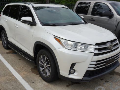 Used 2019 Toyota Highlander XLE FWD image 3