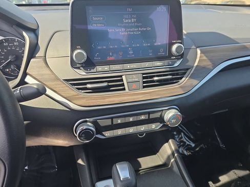 Used 2025 Nissan Altima 2.5 SV FWD image 12