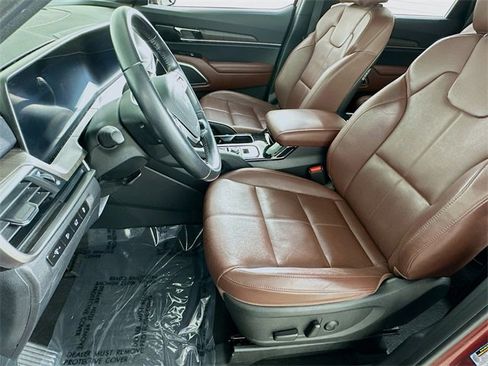 Used 2024 Kia Telluride EX w/ EX Captain's Chair Package image 9