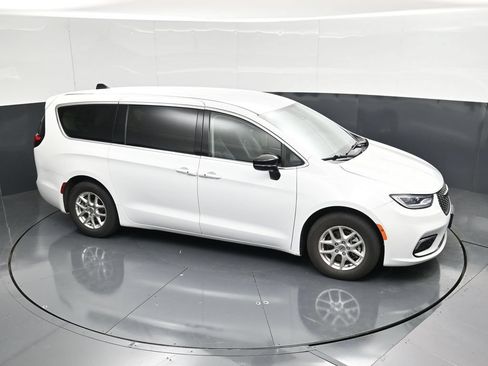 Used 2024 Chrysler Pacifica Touring-L FWD image 47
