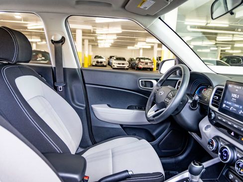 Used 2025 Hyundai Venue SEL FWD image 31